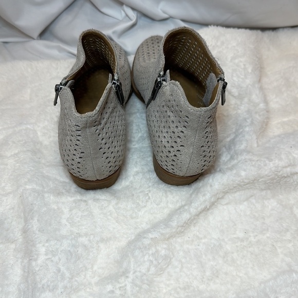 Lucky Brand perforated tan sued boot used size 8 - Picture 4 of 7